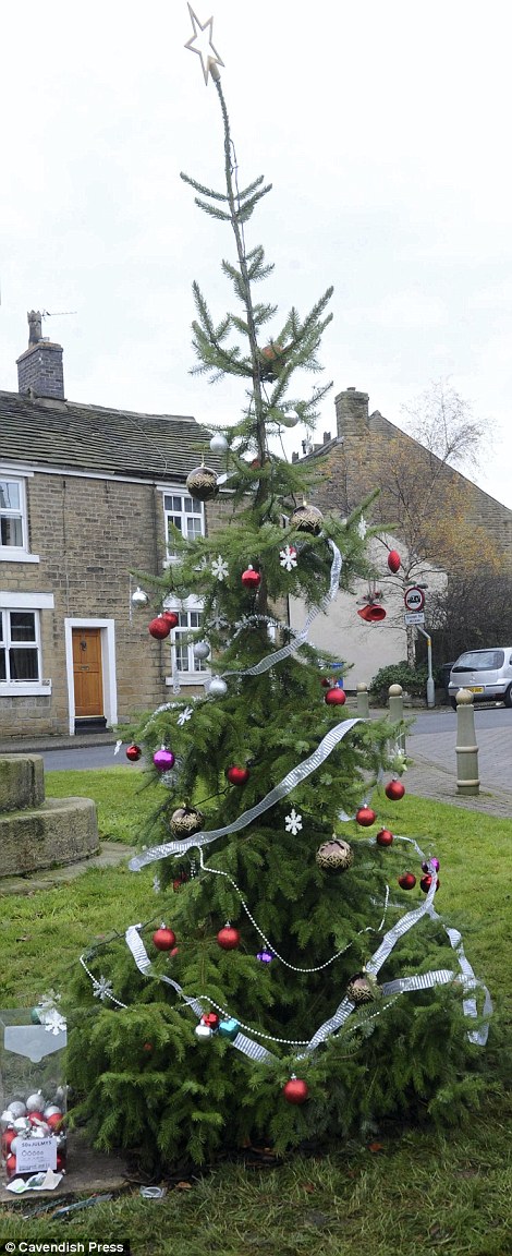 2383E4A300000578-2886029-The_tree_in_Mottram_after_the_locals_came_out_and_decorated_it_t-a-36_1419412691408
