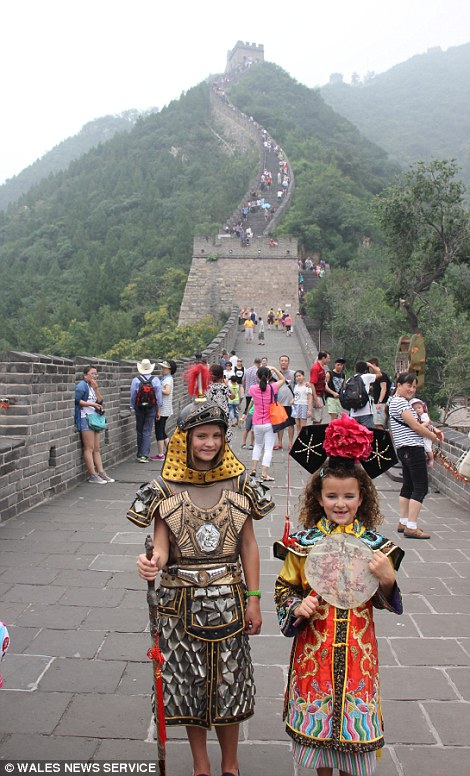 265ECC3600000578-2982596-Lili_Mai_and_Nel_on_the_Great_wall_of_China-a-73_1425645204254