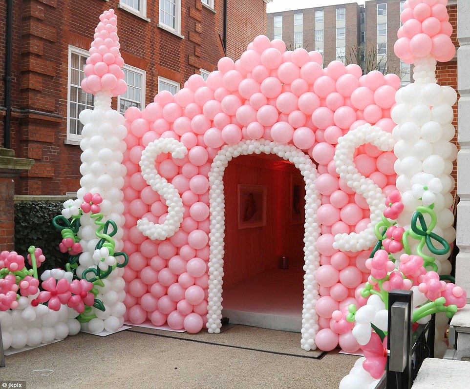26BCC2D400000578-2999139-Fit_for_a_princess_The_entrance_to_the_house_was_transformed_int-a-46_1426618556773