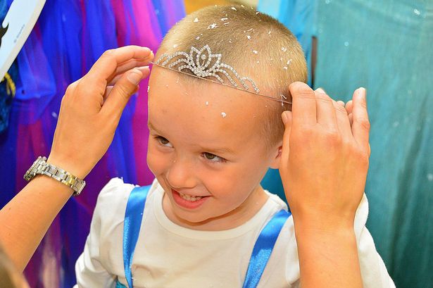 PAY-Logan-Symonds-at-his-fourth-birthday-party-in-April-2015-dressed-as-Frozens-Princess-Elsa