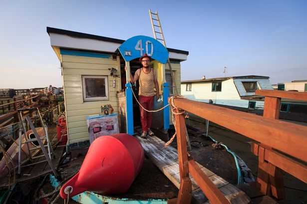 The-Sunflower-Walk-the-plank-artallery-and-houseboat-run-by-Matt-Whistler