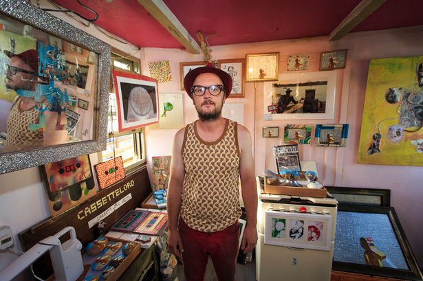 e-Sunflower-Walk-the-plank-art-gallery-and-houseboat-run-by-Matt-Whistler