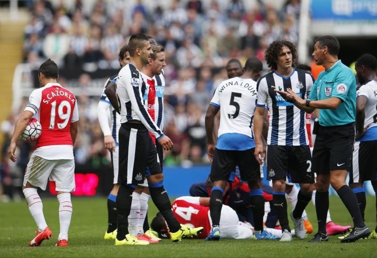 newcastles-aleksandar-mitrovic-is-sent-off-by-referee-andre-marriner-as-fabricio-coloccini-looks-on
