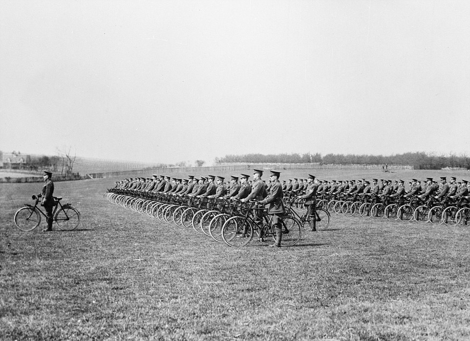 2DE1979500000578-0-In_the_saddle_1915_The_Kent_Cyclist_Battalion_on_parade_Touted_a-m-58_1447978318460