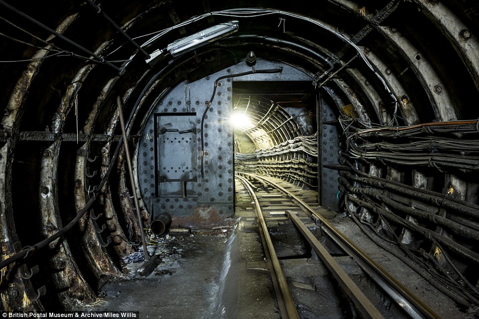 2E0BA0DE00000578-3301552-Transporting_mail_For_19_hours_a_day_the_trains_carried_mail_fro-a-100_1446555777137