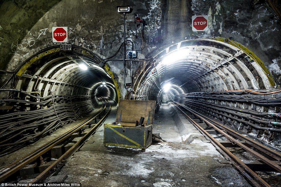 2E0BA3B500000578-3301552-Fascinating_Hidden_70ft_below_the_streets_of_London_these_mothba-a-94_1446555681738