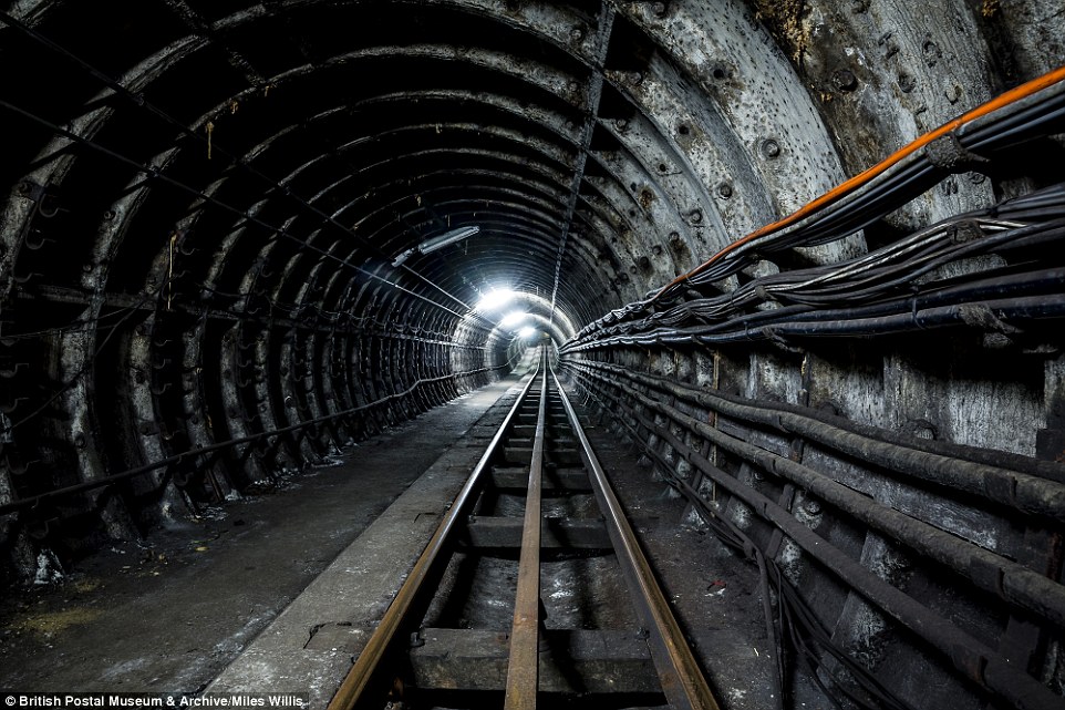 2E0BA4A600000578-3301552-The_Mail_Rail_was_introduced_when_London_s_streets_became_so_con-a-114_1446555872753