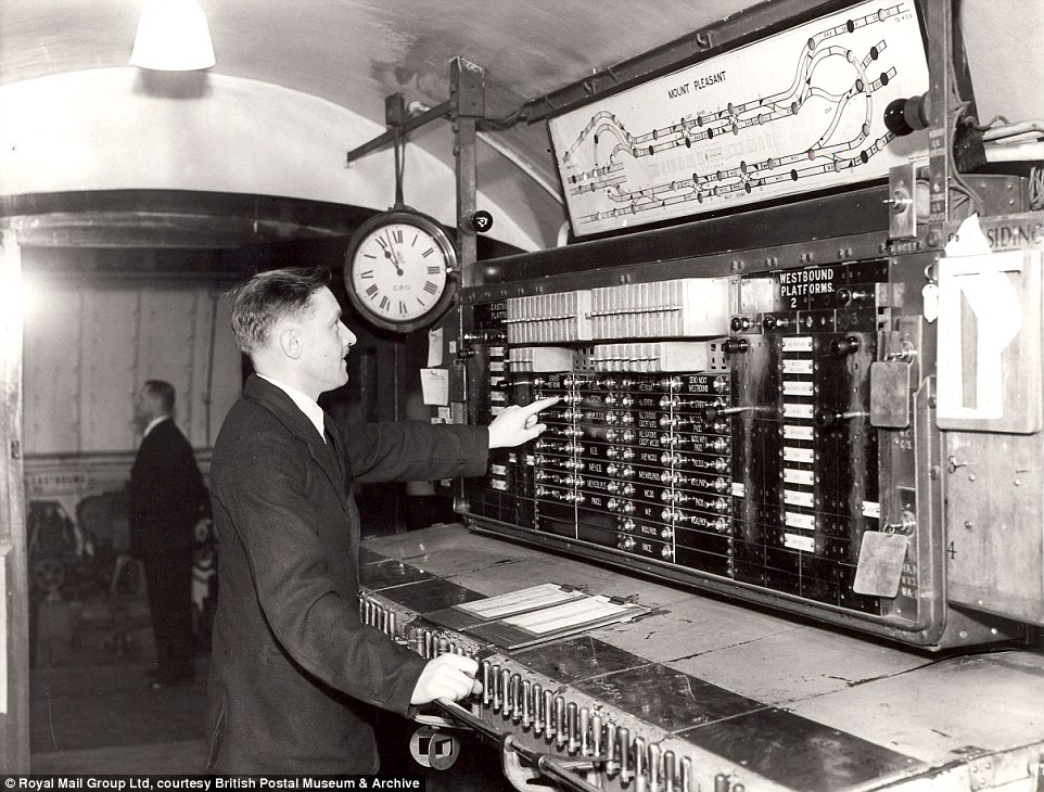 2E0F534900000578-3301552-Hard_at_work_In_its_prime_a_workforce_of_220_kept_the_Mail_Rail_-a-102_1446555796703