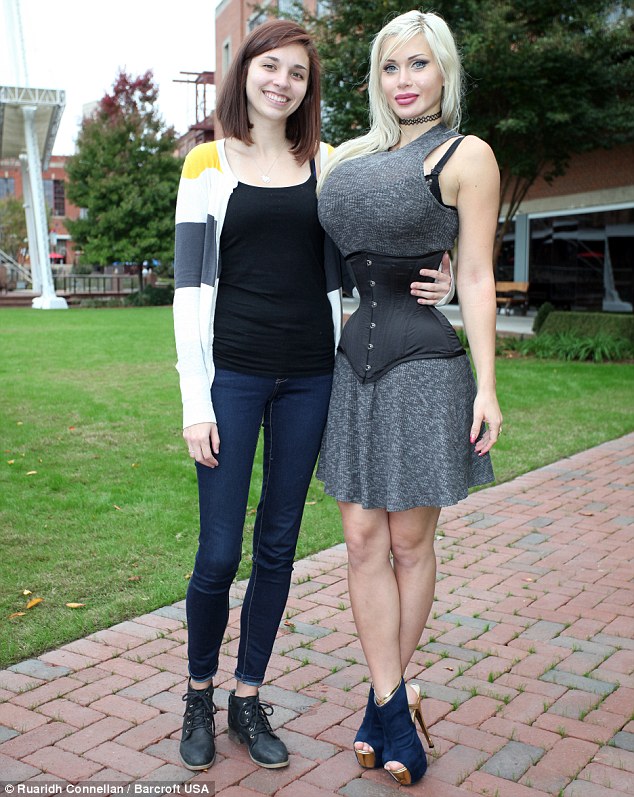 2ECDAFF400000578-3333707-Pictured_with_her_friend_Jennifer_Allen_after_her_rib_removal_su-m-34_1448473827408