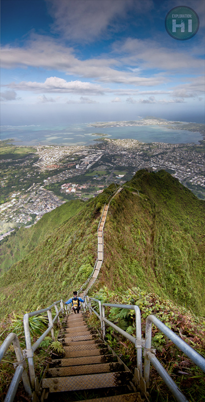 7-Christian-walking-down-the-stairs-toward-Haiku-Valley_副本