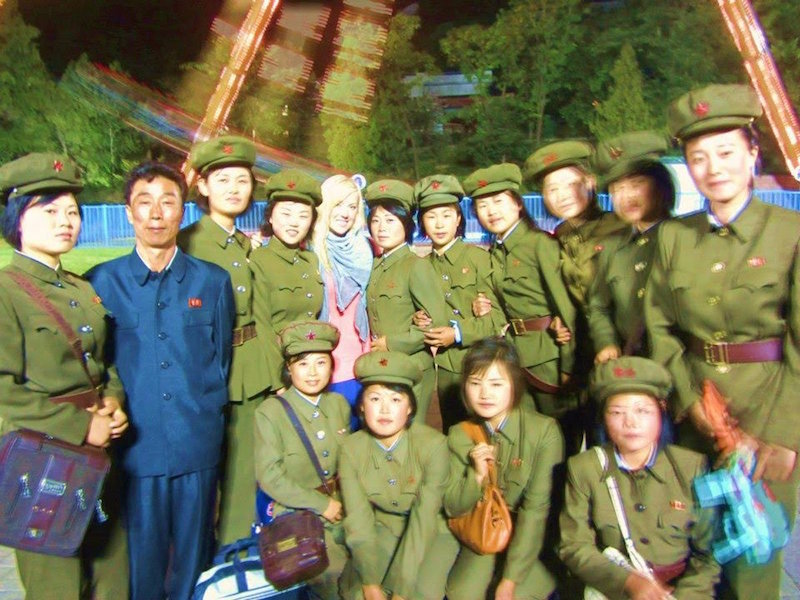 anna-was-able-to-snap-this-picture-with-some-of-the-female-north-korean-military-personnel-before-their-platoon-leader-spotted-them1