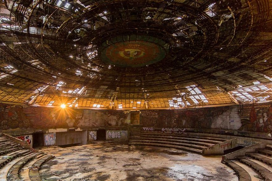 photographer-travels-thousands-of-kilometers-looking-for-abandoned-places-in-europe-10__880