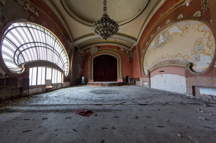 photographer-travels-thousands-of-kilometers-looking-for-abandoned-places-in-europe-8__880 (1)