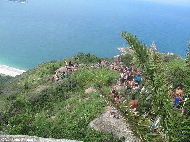 2F6B0B2800000578-3363134-Tourists_wait_their_turn_to_take_pictures_on_the_plateau_When_pi-a-120_1450297465532