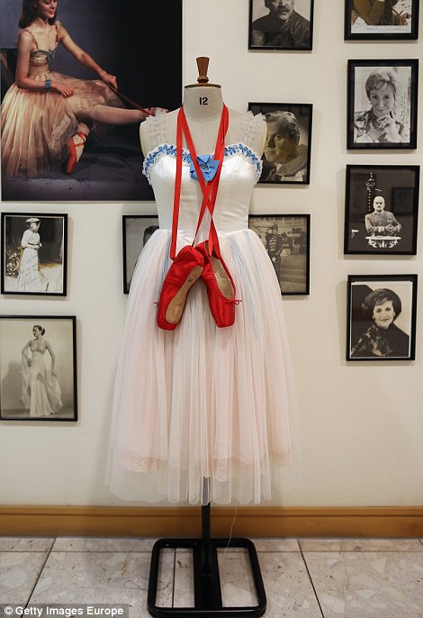 306D13BF00000578-3410264-The_outfit_worn_by_ballerina_Moira_Shearer_in_the_1948_film_The_-m-90_1453394515621