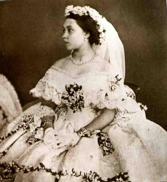 Queen-Victoria-wedding-dress