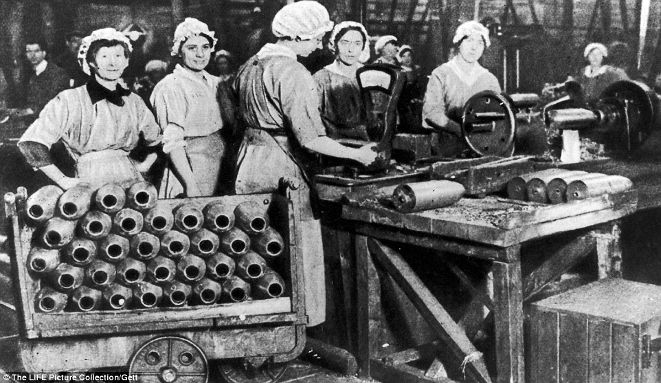 30C1B4E700000578-3425218-British_women_busy_at_work_weighing_shells_in_an_arms_factory_du-a-8_1454256309230
