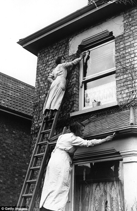 30C1B97800000578-3425218-Women_at_work_painting_houses_in_Kingston_circa_1916-a-4_1454256309146