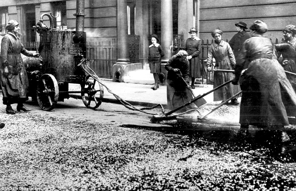 30C1D07700000578-3425218-Women_resurfacing_a_city_street_in_Westminster_London_After_cons-a-15_1454256309482