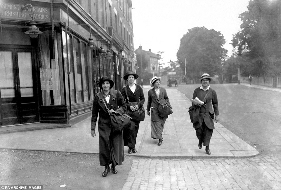 30C1D7CD00000578-3425218-Postwomen_working_the_Golders_Green_and_Hampstead_Garden_Suburb_-a-5_1454256309173