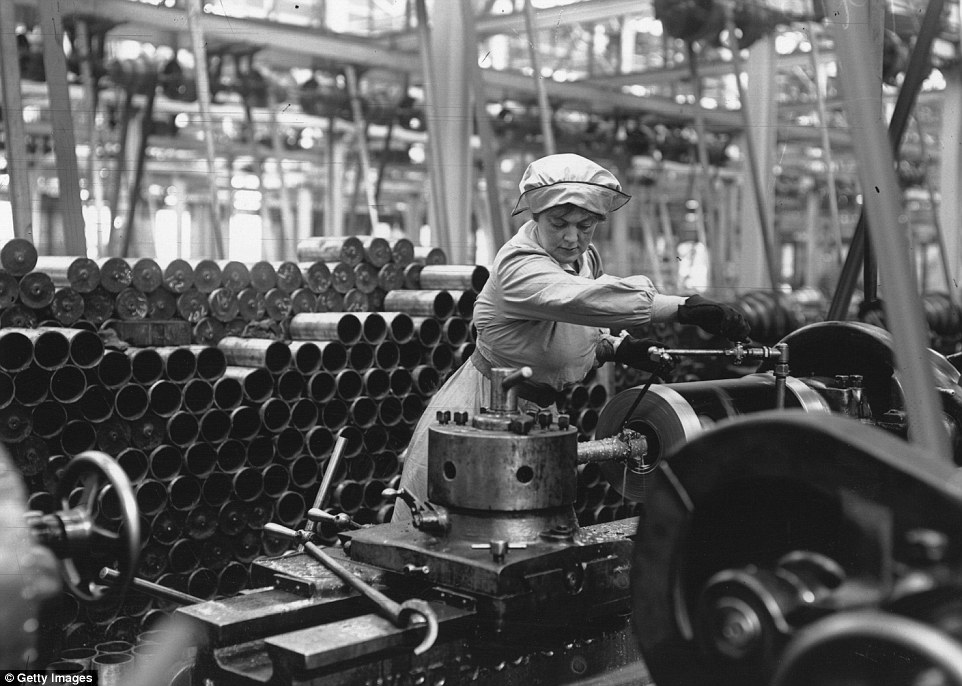 30C231A000000578-3425218-A_woman_munitions_worker_operating_a_machine_in_an_armaments_fac-a-1_1454256309035 (1)