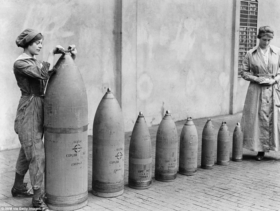 30C2397C00000578-3425218-Two_women_munitions_workers_stand_beside_examples_of_the_shells_-a-18_1454256309588