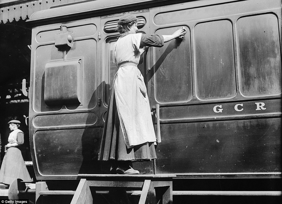 30C23DB200000578-3425218-A_member_of_the_Women_Porters_At_Marylebone_Station_Group_giving-a-16_1454256309488