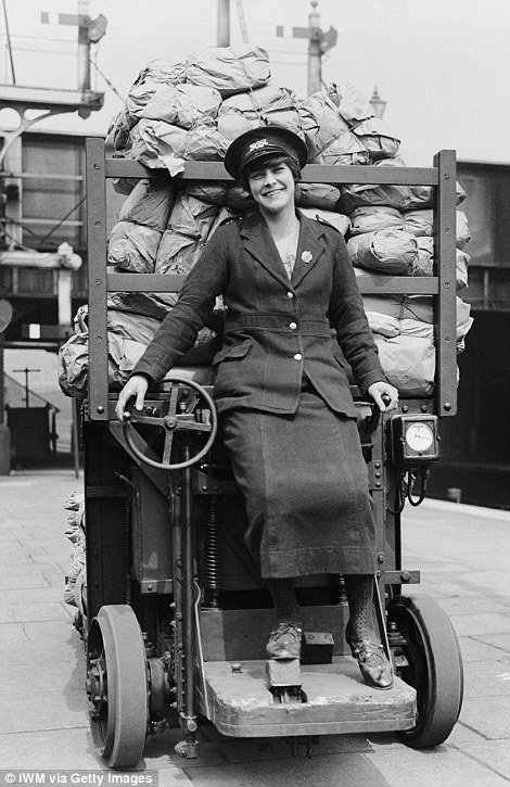 30C2444C00000578-3425218-A_woman_parcel_truck_driver_of_the_Great_Eastern_Railway_Company-a-6_1454256309175