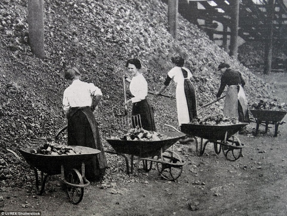 30C2492A00000578-3425218-Women_doing_war_work_Loading_coal_at_Coventry_England_during_wor-a-13_1454256309456