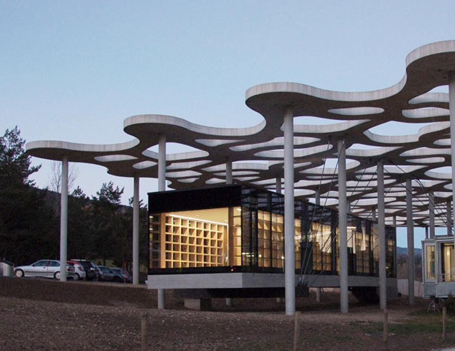 Alejandro-Aravena-Writers-Cabin_dezeen_936