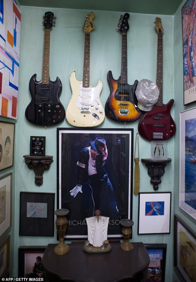 38GQ2j1Ekn5115a30979640a830b-3489975-Guitars_and_posters_displayed_as_part_of_former_New_York_sanitat-a-15_1459084986710
