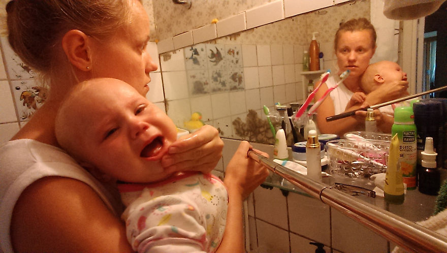 i-documented-what-its-like-to-be-a-mom-with-a-selfie-stick-20__880