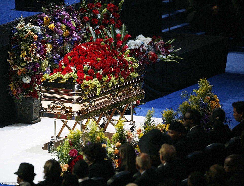 05A0B34A000005DC-3530308-Michael_Jackson_was_laid_to_rest_in_the_Promethean_casket_pictur-a-7_1460442586880