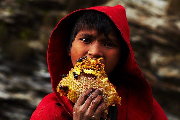 Young-Nepalese-boy-eating-003