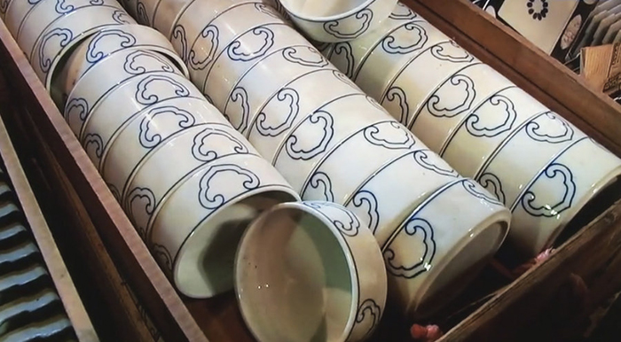 treasure-hunting-porcelain-warehouse-kouraku-kiln-japan-5