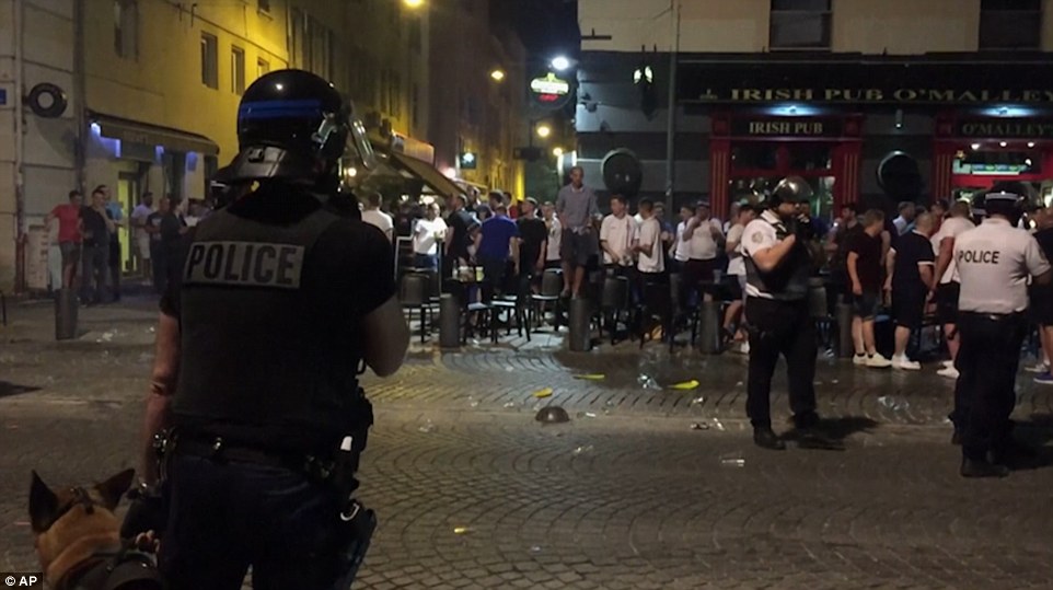 351B920E00000578-3633958-England_fans_huddle_together_outside_the_Irish_bar_as_police_dog-a-4_1465540105345