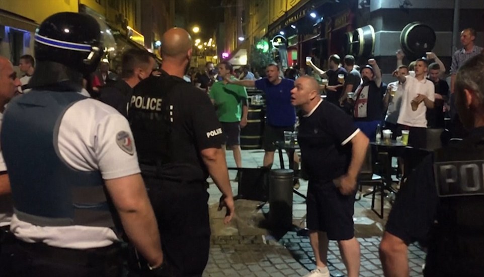 351B922A00000578-3633958-Clash_England_fans_are_captured_posturing_in_front_of_French_pol-a-1_1465540105339
