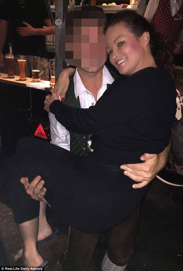 35FBAEF400000578-3675797-Bee_pictured_with_a_male_admirer_likes_to_date_younger_men_which-m-23_1467750159453