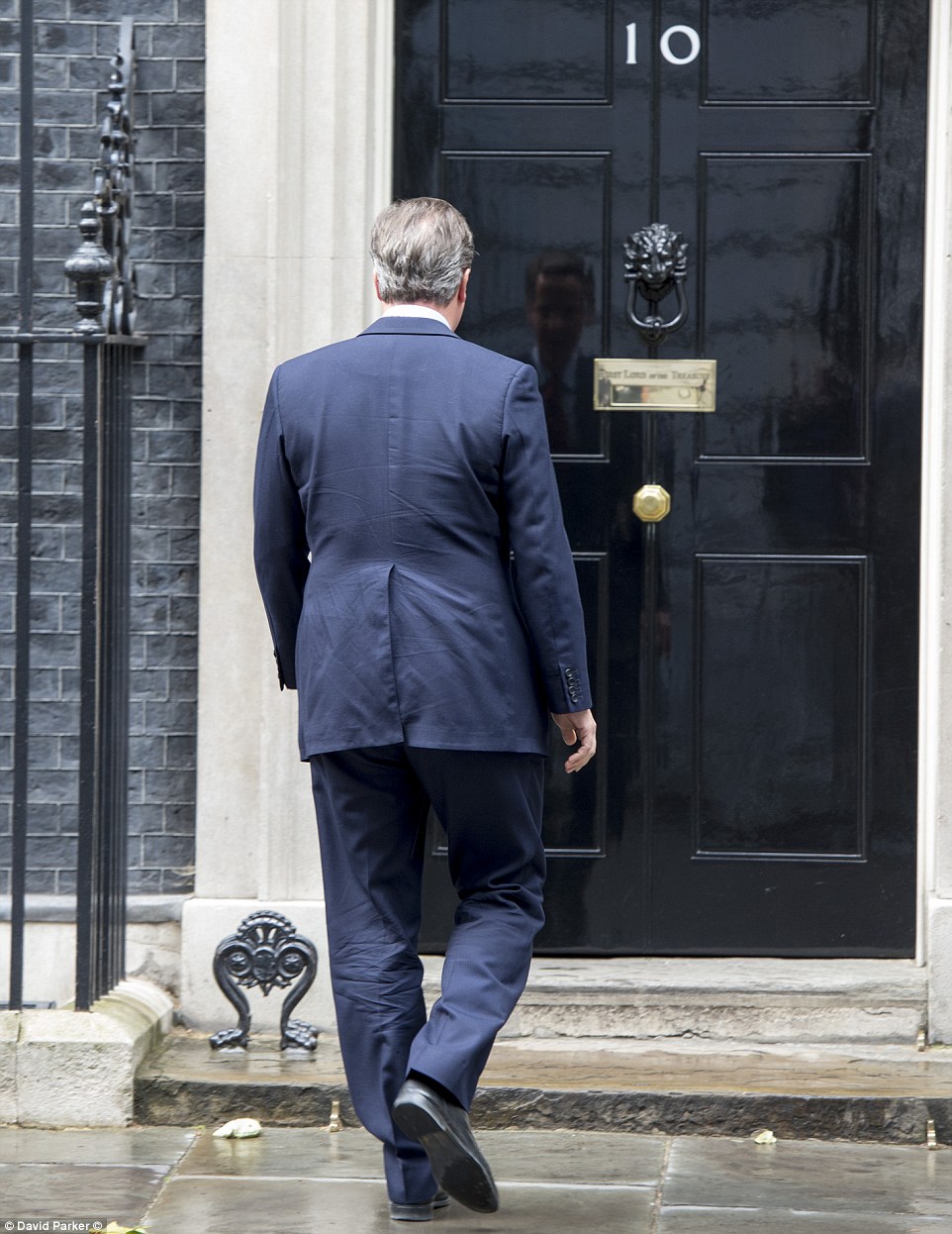 362A4D7800000578-3685483-David_Cameron_walks_back_into_10_Downing_Street_after_confirming-a-24_1468307739932