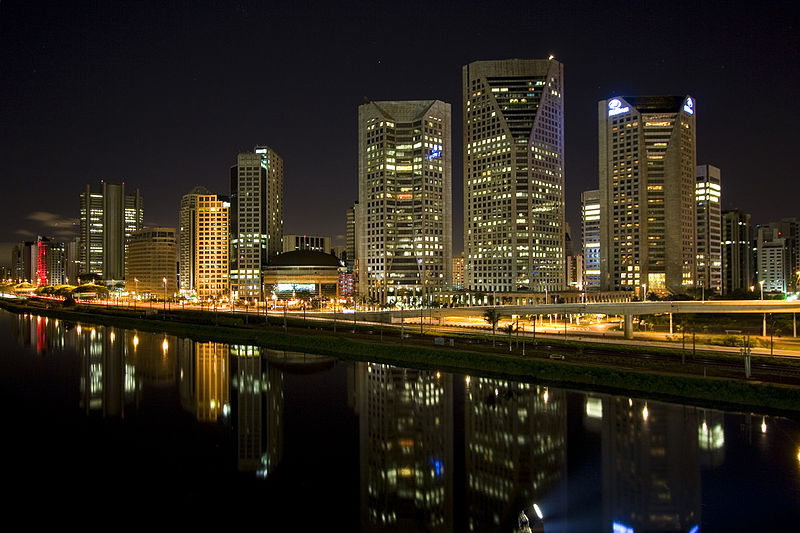 800px-Sao_paulo_brazil_e_la_noche