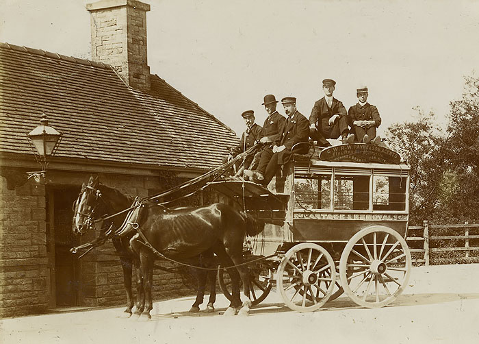 Bampton_horse_bus