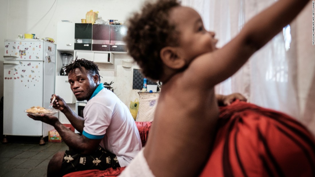160720140154-olympics-refugee-team-popole-misenga-and-son-super-169