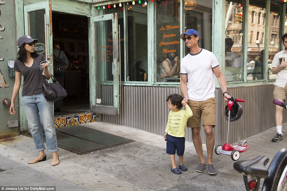 37AF400300000578-3763606-Better_times_Weiner_and_Abedin_with_their_son_Jordan_after_havin-a-12_1472483096184