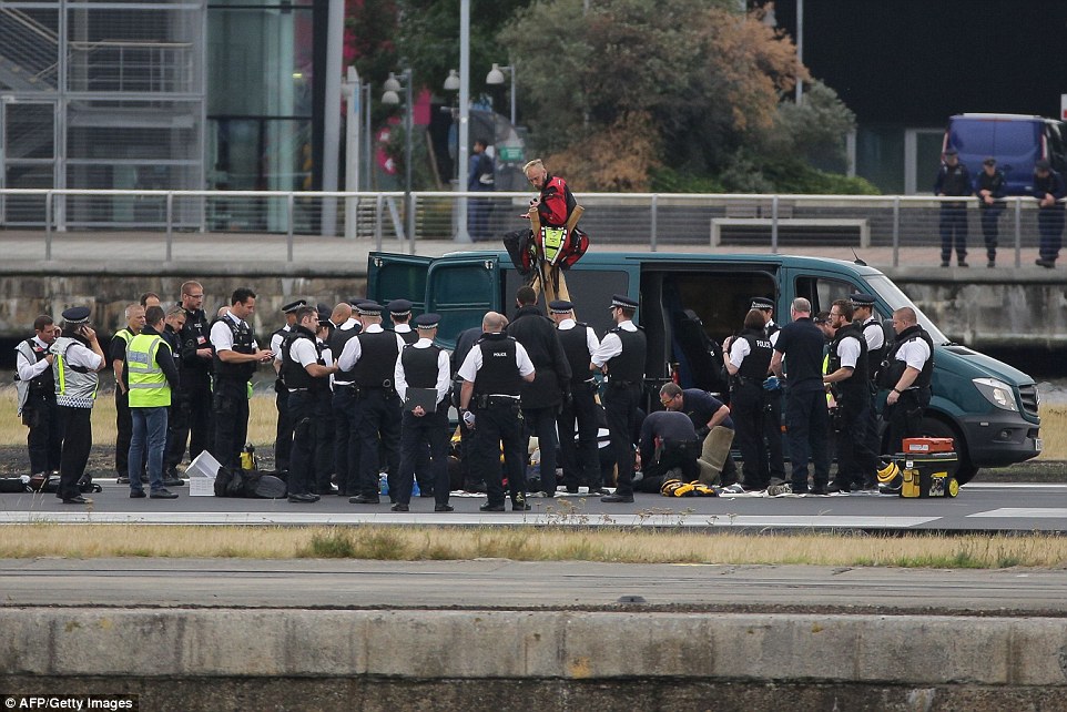 37F5D2E800000578-3775517-Dozens_of_police_officers_are_at_the_scene_of_the_chaos_at_the_a-a-32_1473153790042