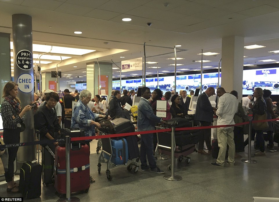 37F5E4DA00000578-3775517-Passengers_are_pictured_queuing_at_London_City_this_morning_afte-a-36_1473153790198