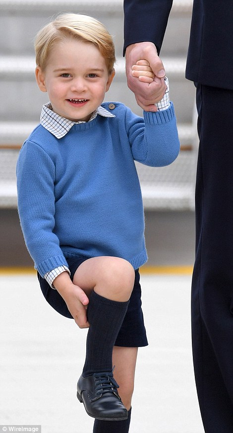 38C378EA00000578-3805952-Prince_George_was_wearing_a_blue_jumper_with_blue_shorts_and_kne-a-11_1474773202088