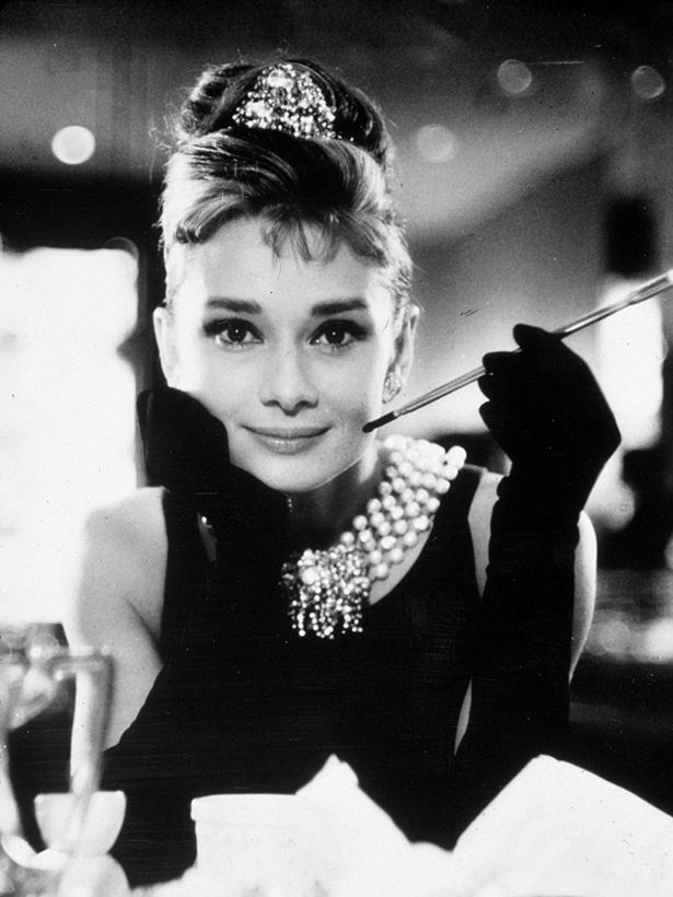 FILM-STILLS-OF-BREAKFAST-AT-TIFFANYS-WITH-1961-ACCESSORIES-CIGARETTE-CIGARETTE-HOLDER-AUDREY-HEPBURN
