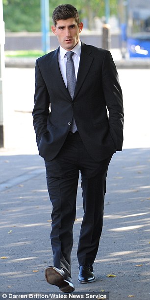 3943FD2500000578-3830370-Ched_Evans_arrives_at_at_Cardiff_Crown_Court_this_morning_as_he_-m-143_1476112750145