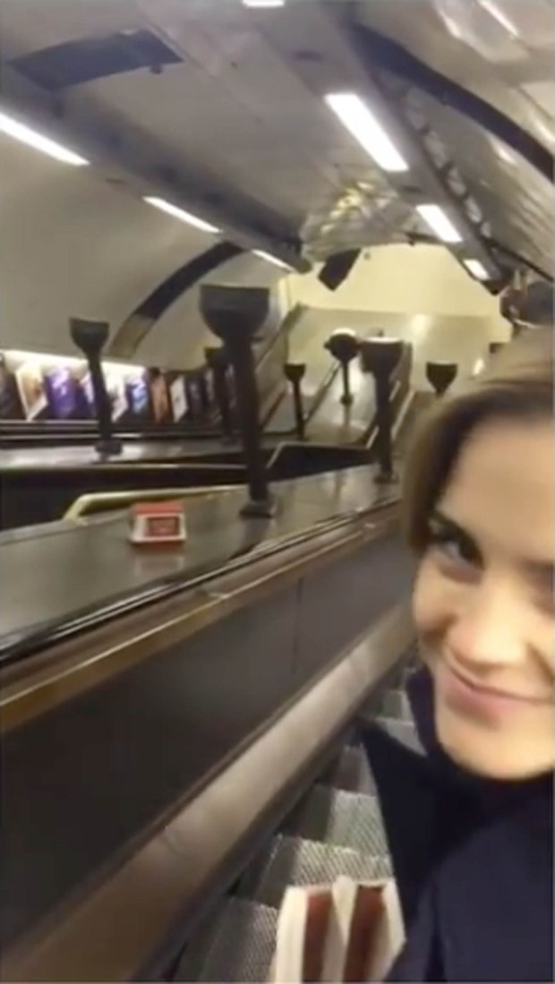 Emma_Watson_leave_book_London_Underground_08.jpg