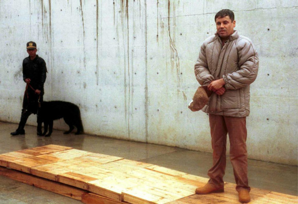 MEX04. CIUDAD DE MEXICO (MEXICO) 20/01/07.- Imagen de archivo (20/01/01) del narcotraficante Joaquín Guzmán Loera (DER), alias "El Chapo", durante su presentacion en el penal de alta seguridad de La Palma, del estado de México. Meses después de tomada esta foto, Guzmán se fugó del penal de Puente Grande, en el estado mexicano de Jalisco, y en la actualidad, su recaptura es uno de los objetivos de las autoridades mexicanas. El gobierno federal confirmó que está en marcha la operación 'Sierra Madre' en los estados de Chihuahua, Durango y Sinaloa, donde se han concentrado más de 9.000 soldados que participan en el operativo contra el crimen organizado. EFE/ARCHIVO/PEDRO VALTIERRA
